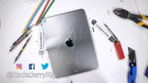 Apple iPad 2018 dễ dàng bị bẻ cong chỉ với tay không